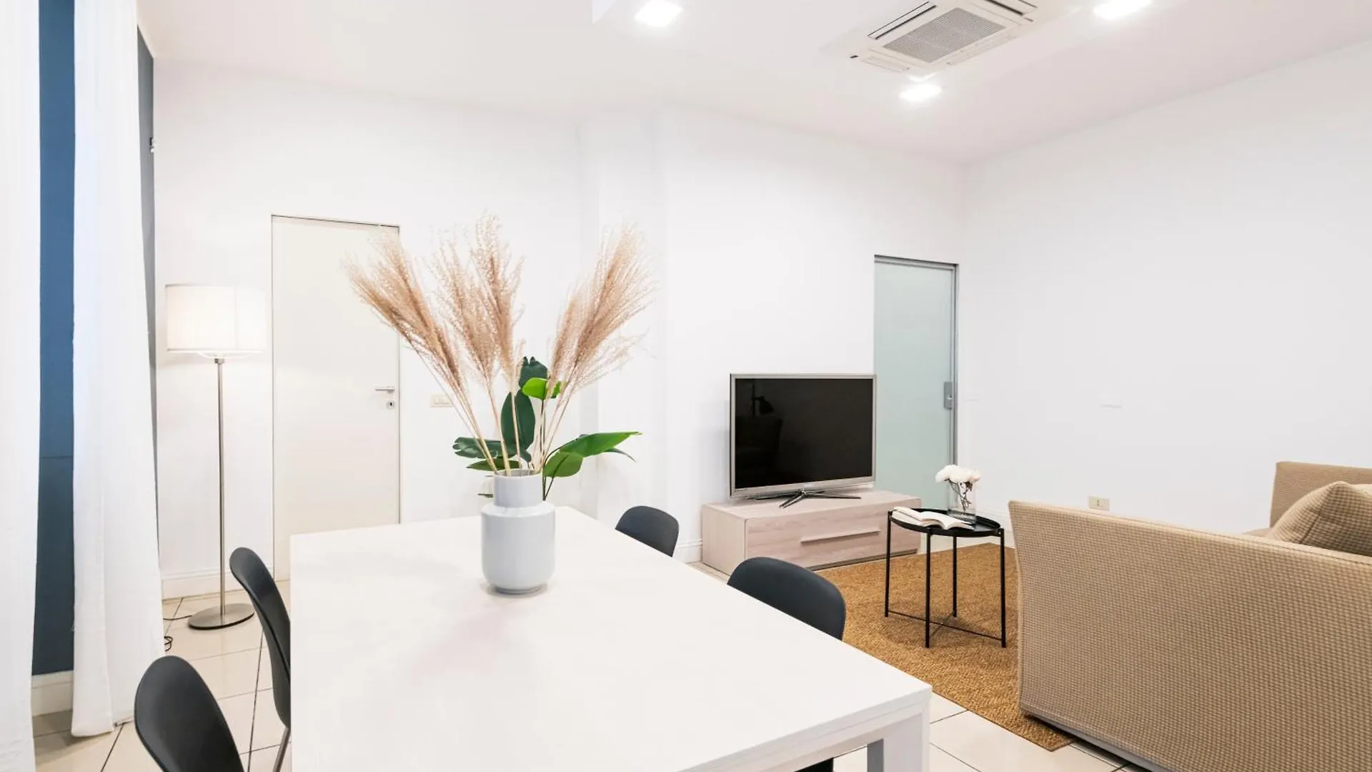 Easylife - Elegante E Rifinito Appartamento Vista Duomo In Piazza San Babila Milano Lejlighed
